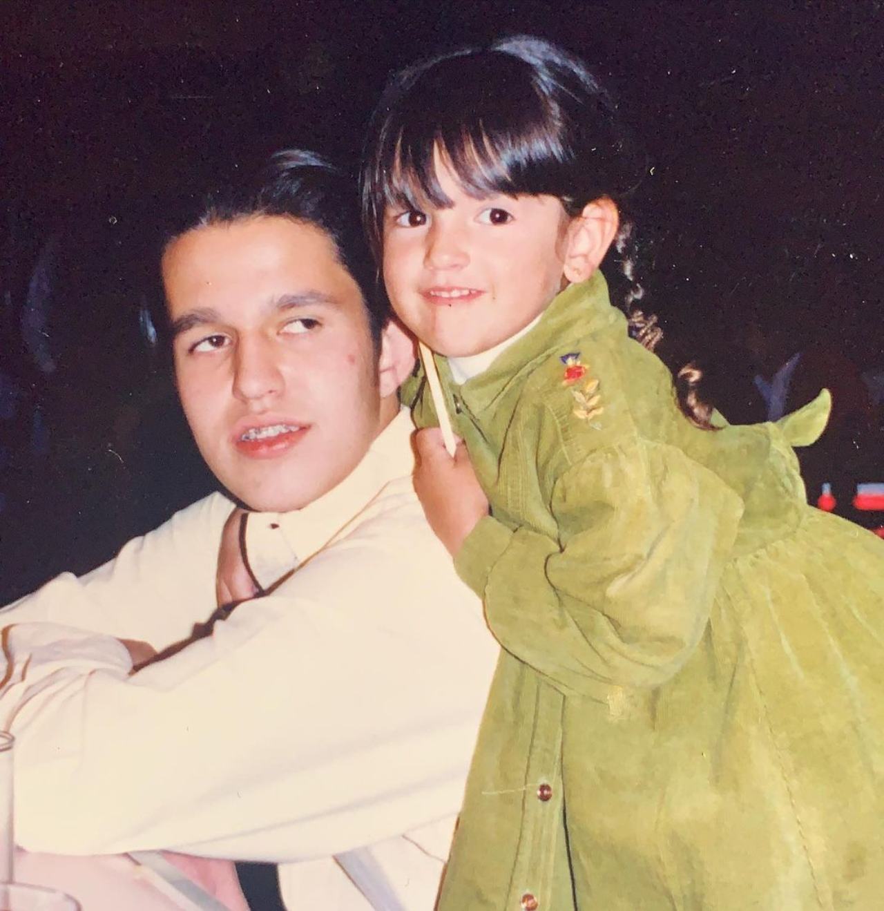Eiza Gonzalez hermano mayor eran niños