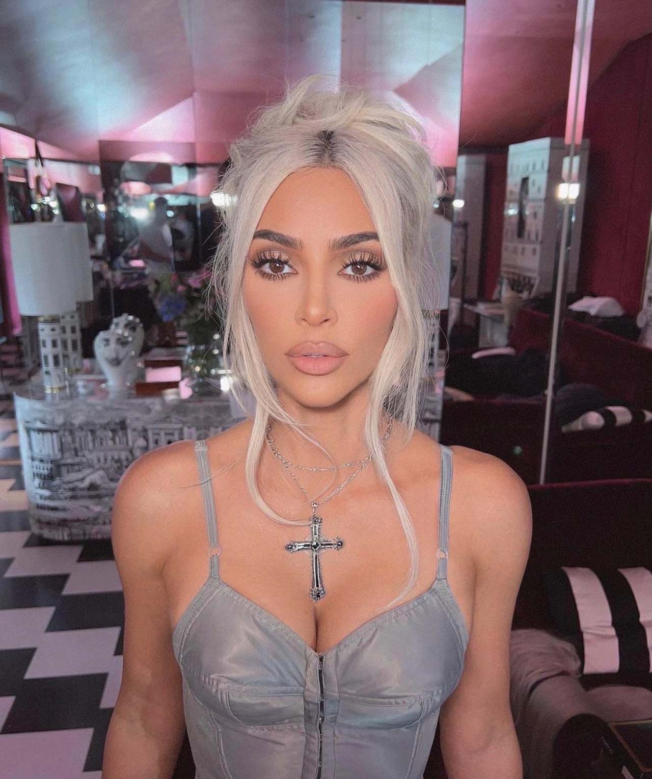 Kim Kardashian usa maquillaje barato supermercado