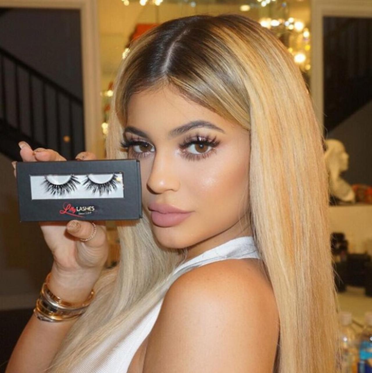 Kylie Jenner famosas usan maquillaje barato