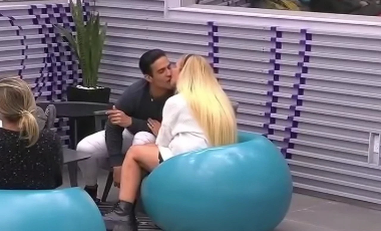 Juan Vidal Niurka besandose en reality