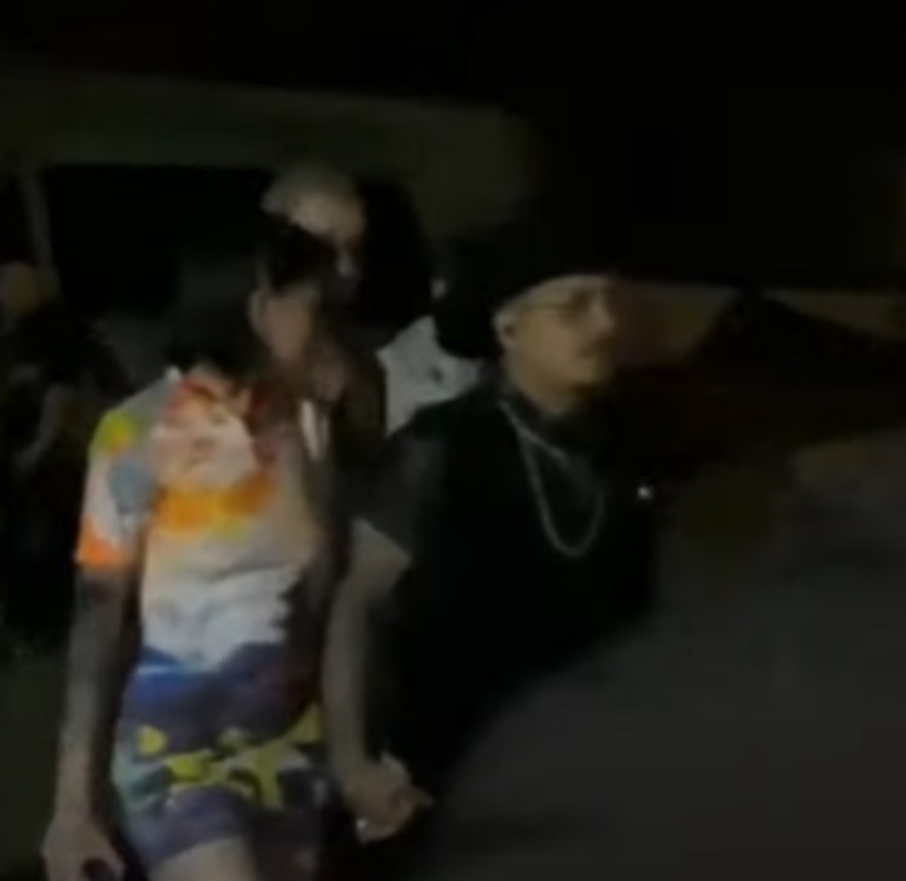Cazzu Nodal de la mano besandose