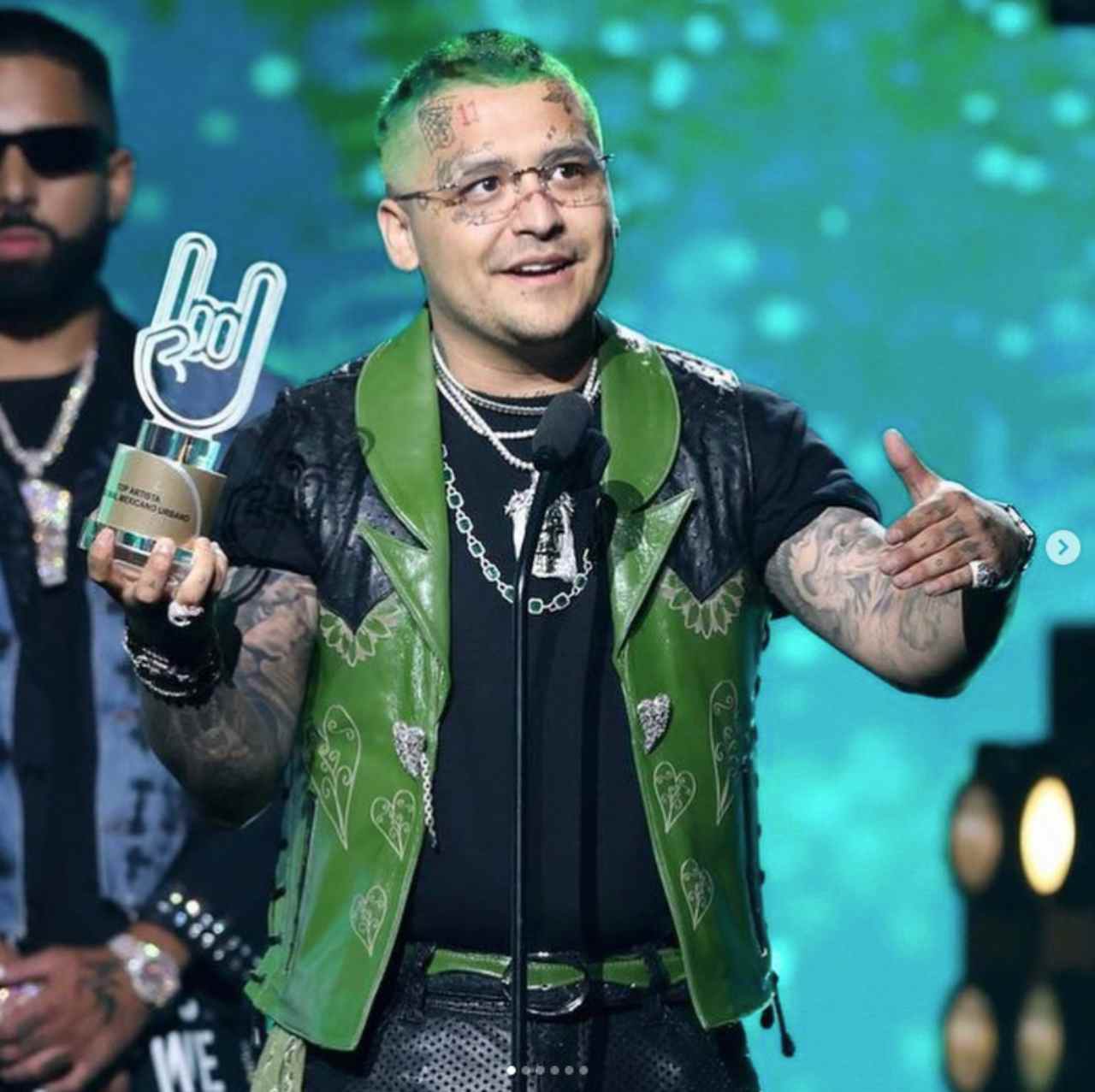 Nodal reaparece con PELO verde en premiación