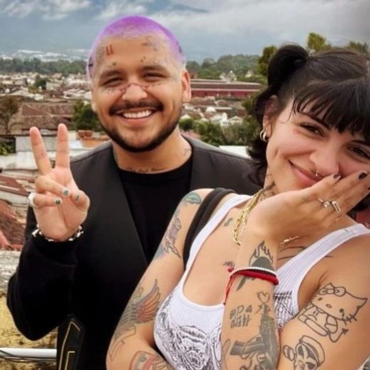 Nodal mano Cazzu novia tatuaje cara