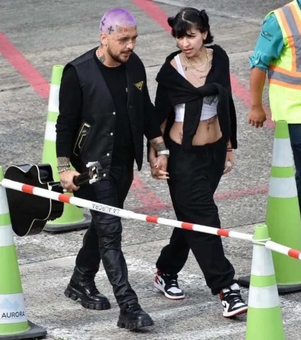 Cazzu Nodal de la mano novios