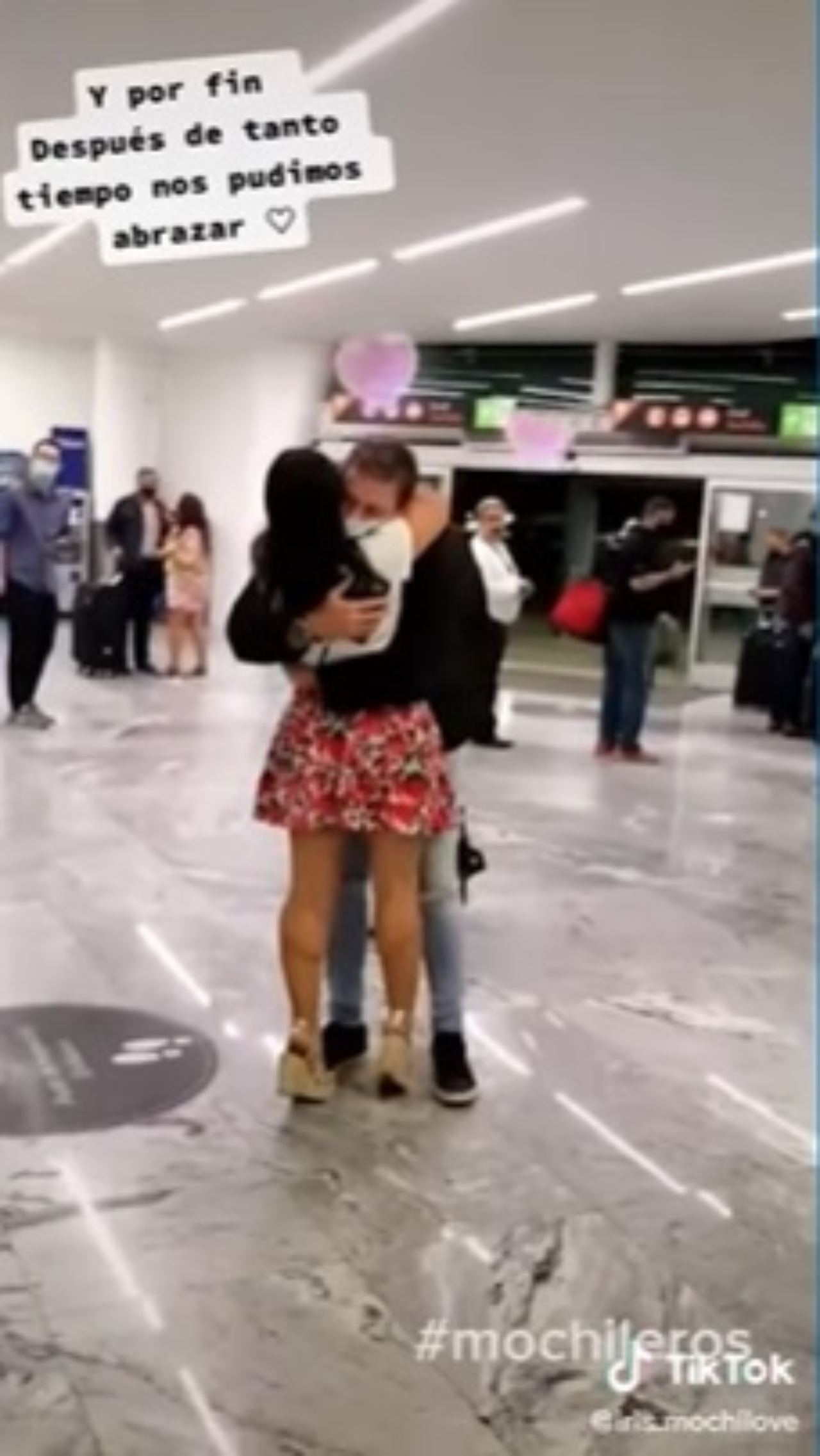Novio no reconoce novia virtual cubrebocas