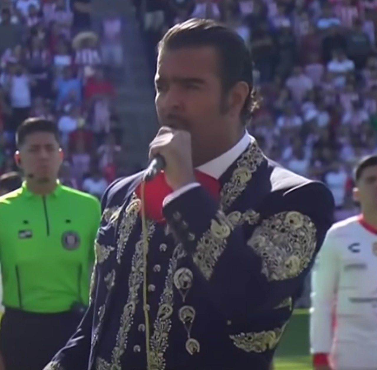 Pablo Montero se equivoca al cantar el himno nacional