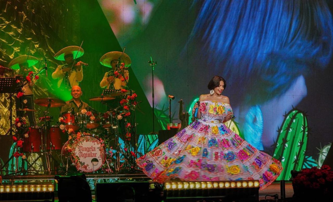 Pepe Aguilar regaña Angela escote escenario