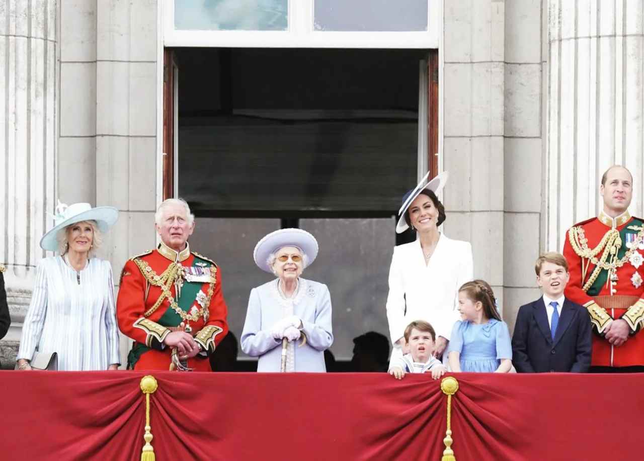 Reina Isabel II reaparece en jubileo por sus 70 aÃ±os de reinado