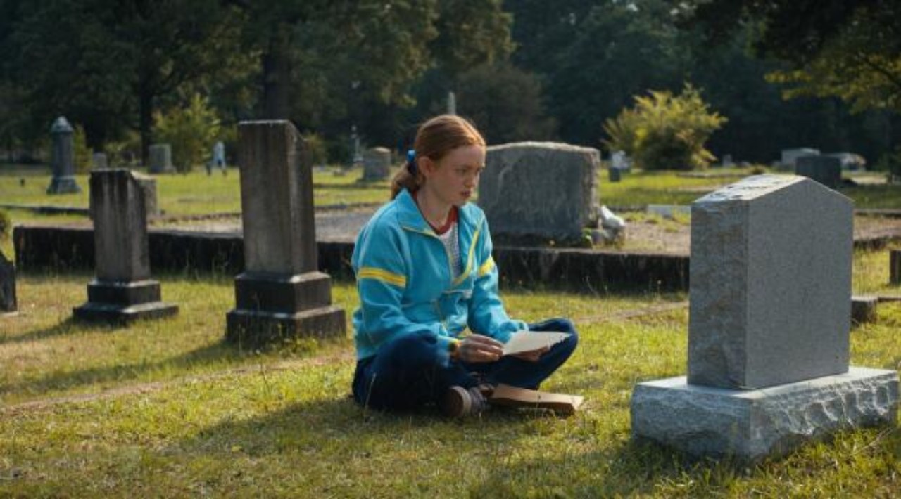 Escena Stranger Things Sadie Sink cementerio