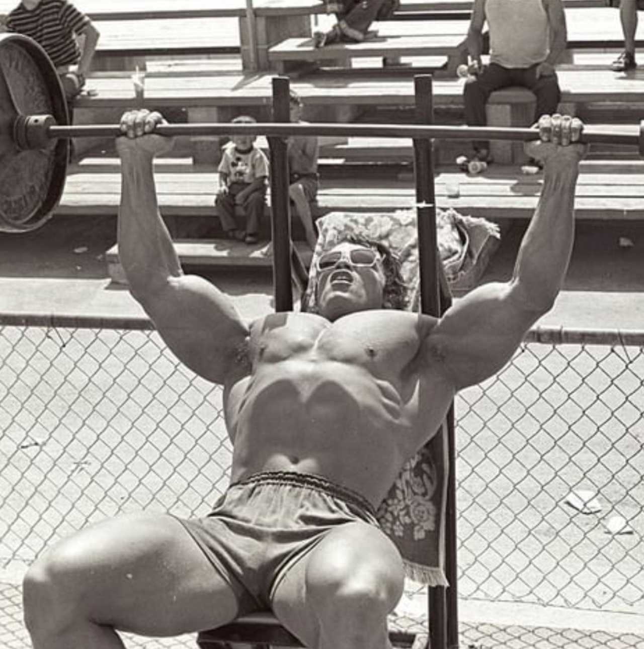 Arnold cargando fierros en su juventud