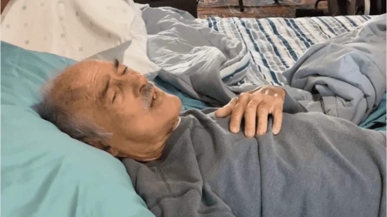 Andres Garcia tirado en cama salud