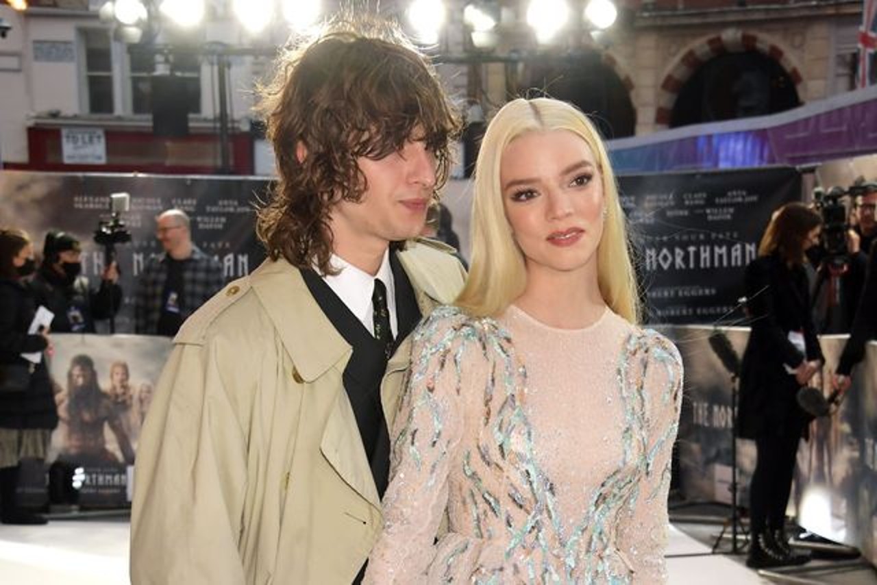 novio anya taylor joy casada malcolm mcrae