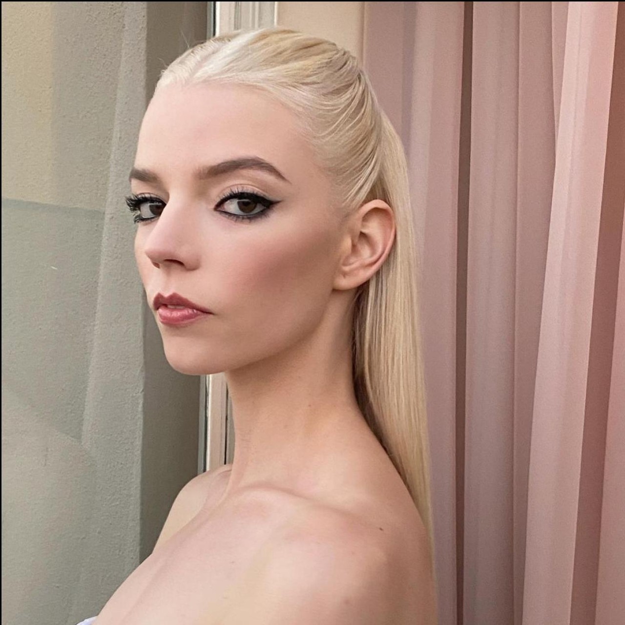 novio anya taylor joy casada malcolm mcrae