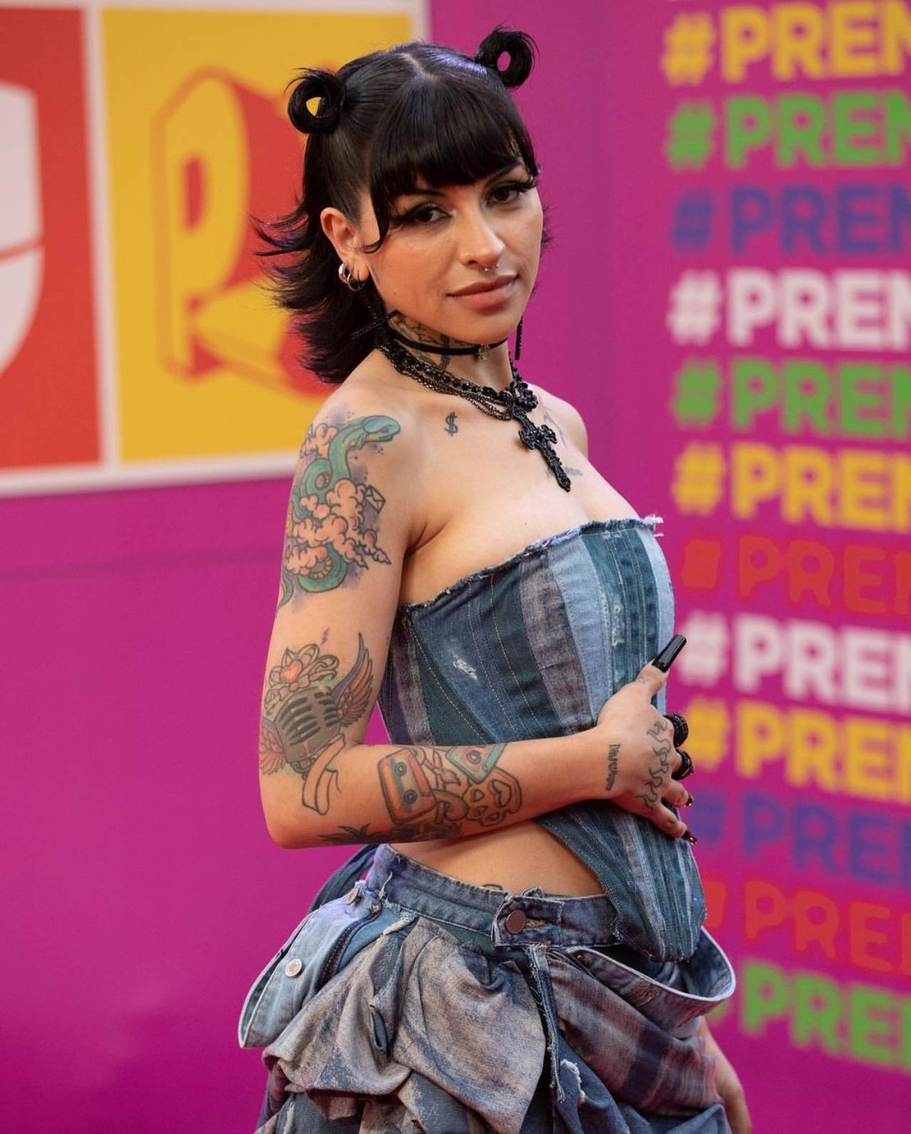Cazzu aparece Premios Juventud vientre abultado