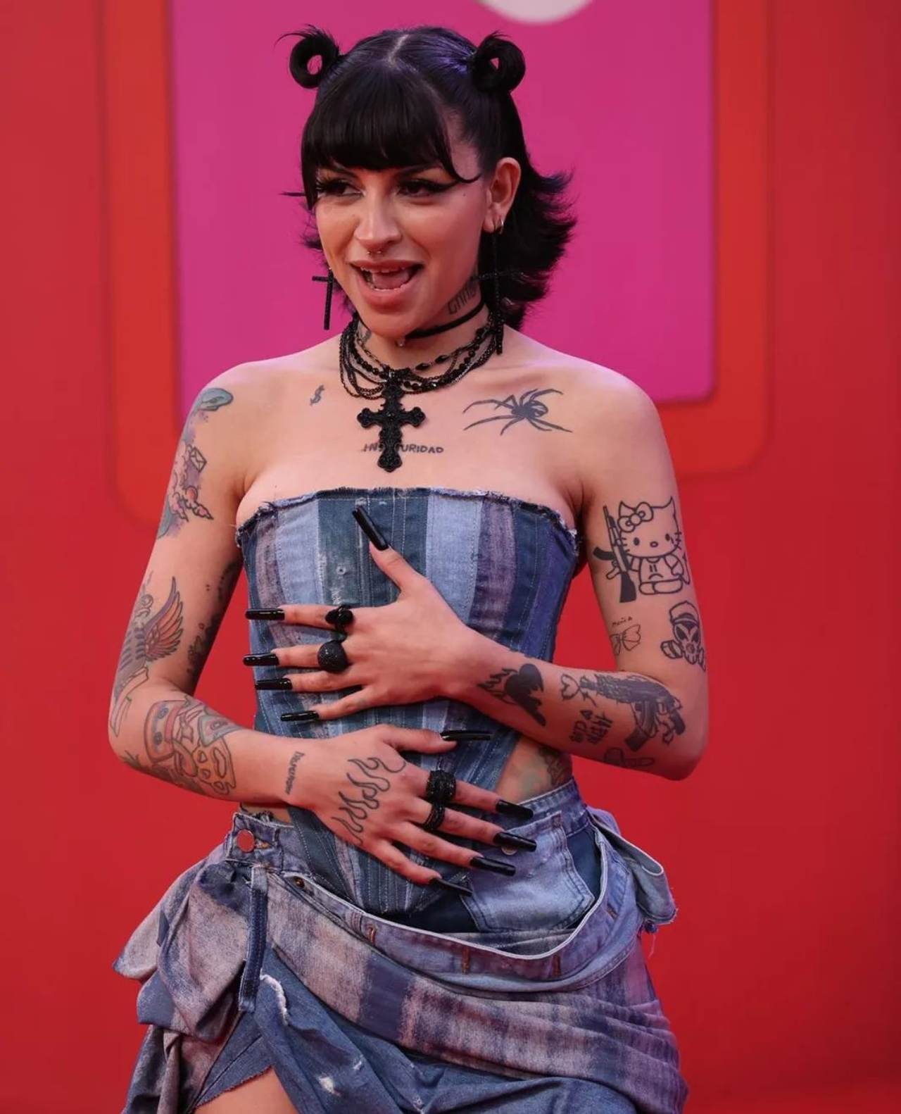 Cazzu aparece vientre abultado Premios Juventud