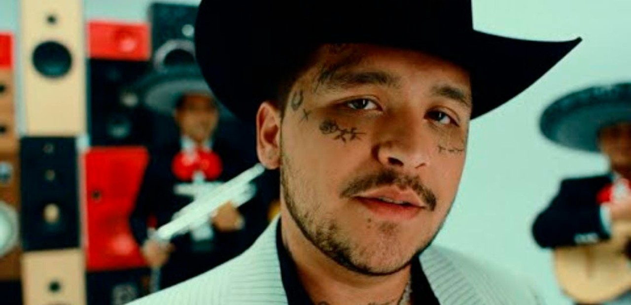 christian nodal carro profesor