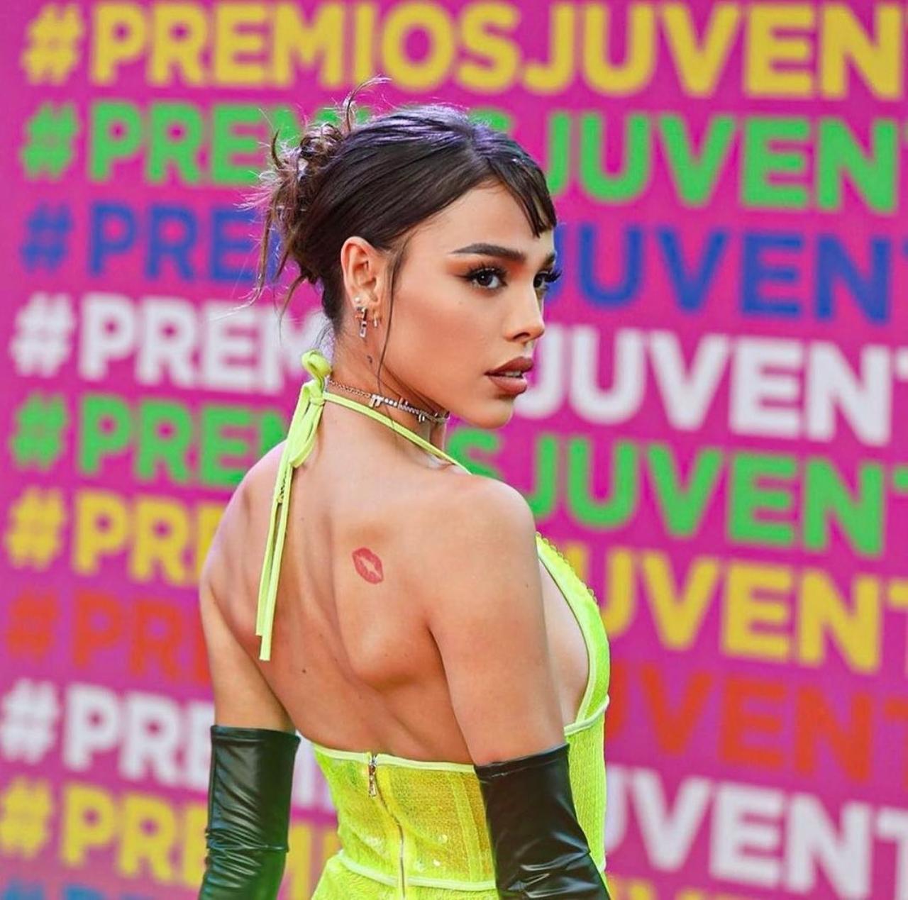 Danna Paola look delgada Premios Juventud