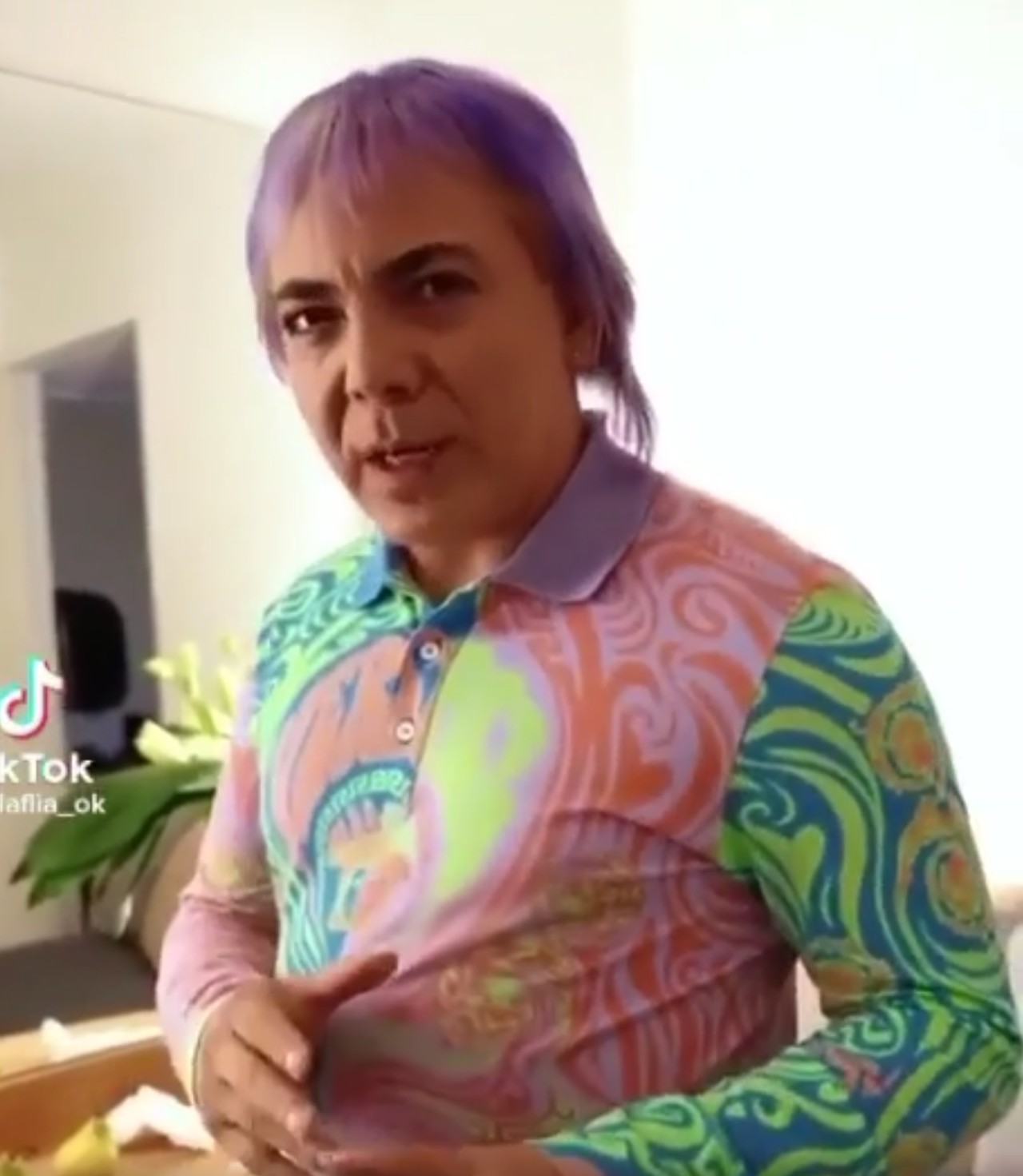 Cristian Castro reaparece con extravagante look y le dicen: "¿quién la maquilló, peinó y vistió?"