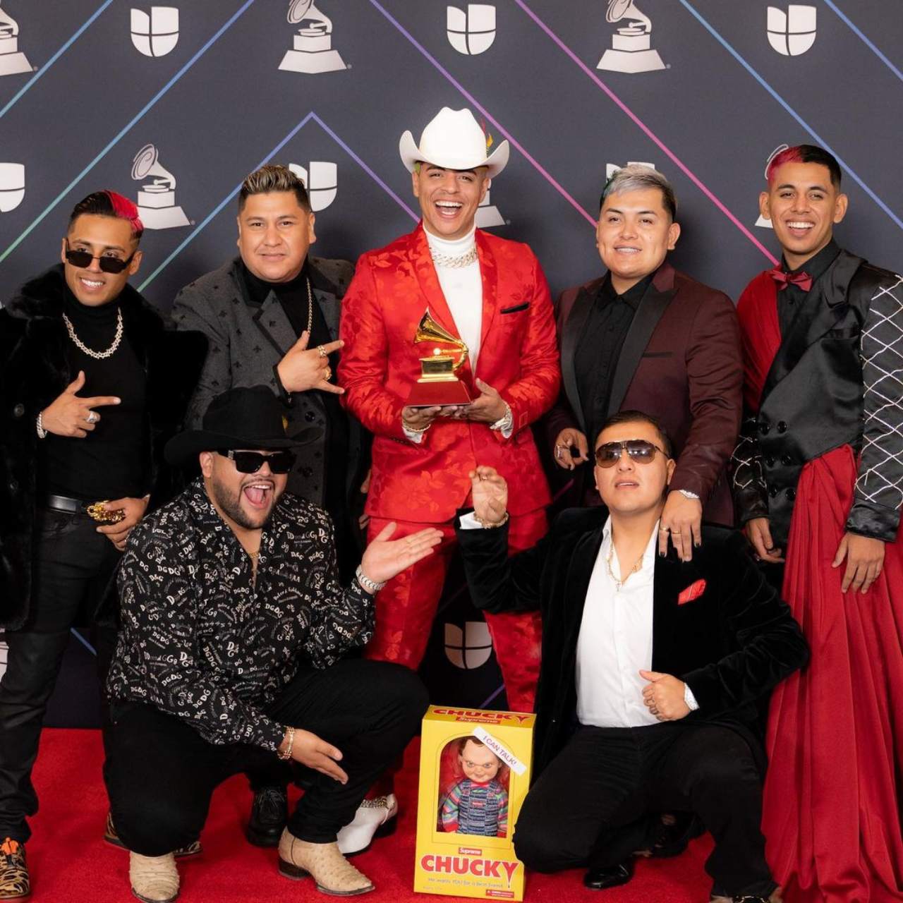 Grupo Firme bandas exitosas superando Bieber