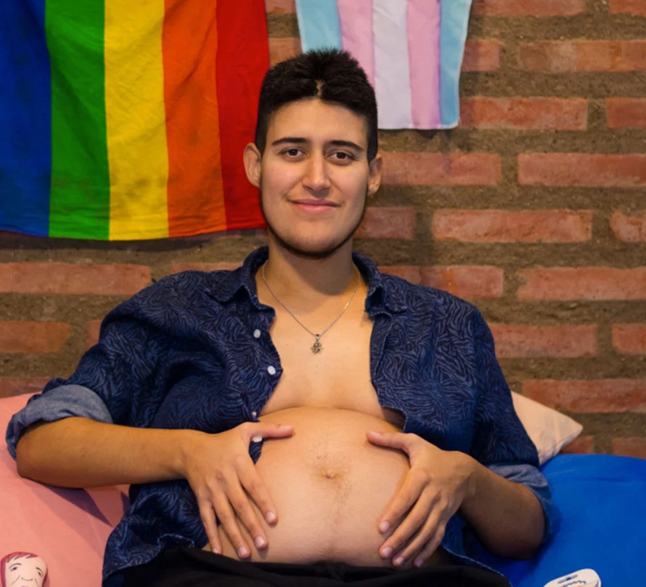 hombre transexual embarazdo mellizos paternidad