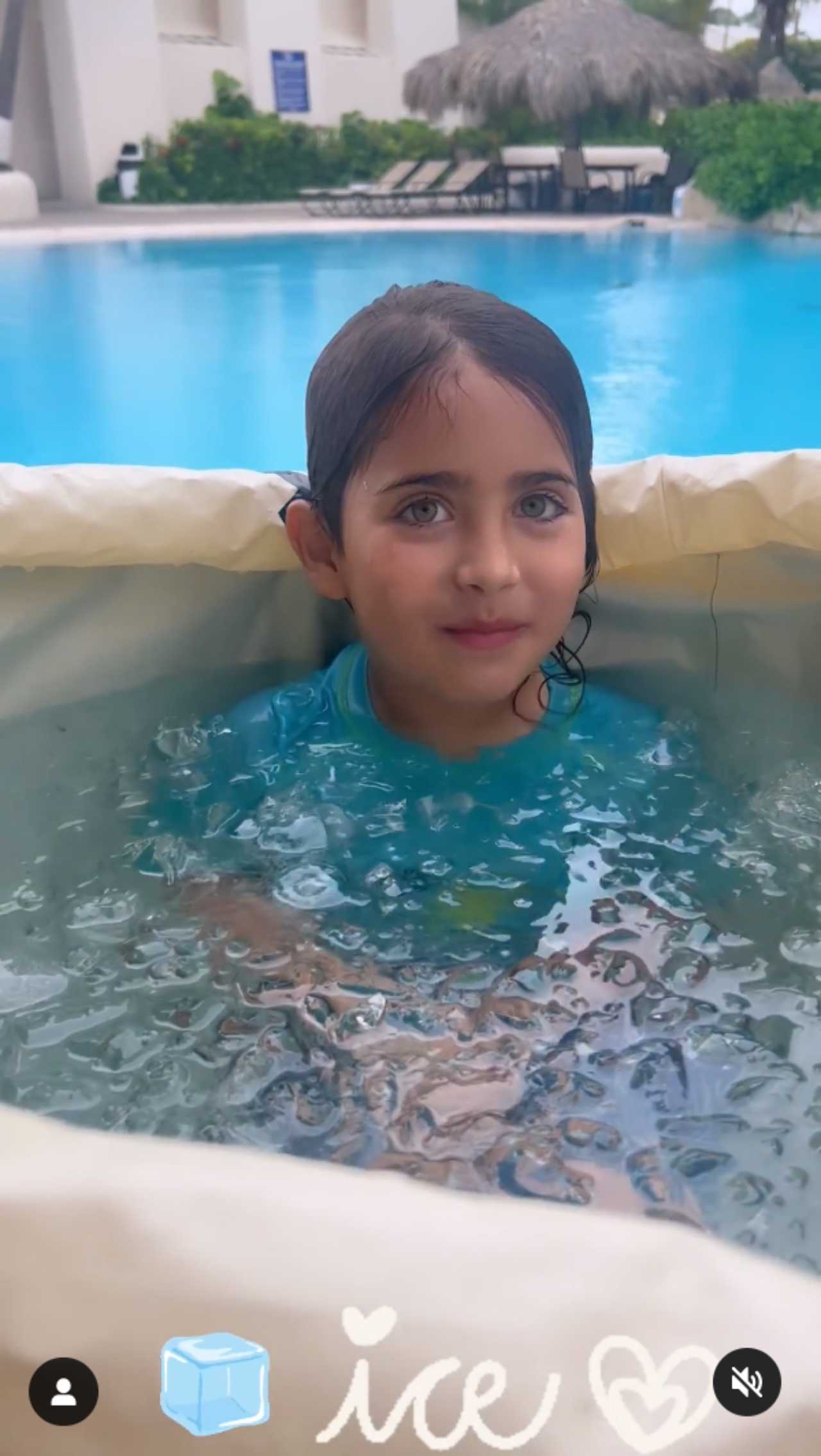Michelle Renaud mete a su hijo a alberca con hielos