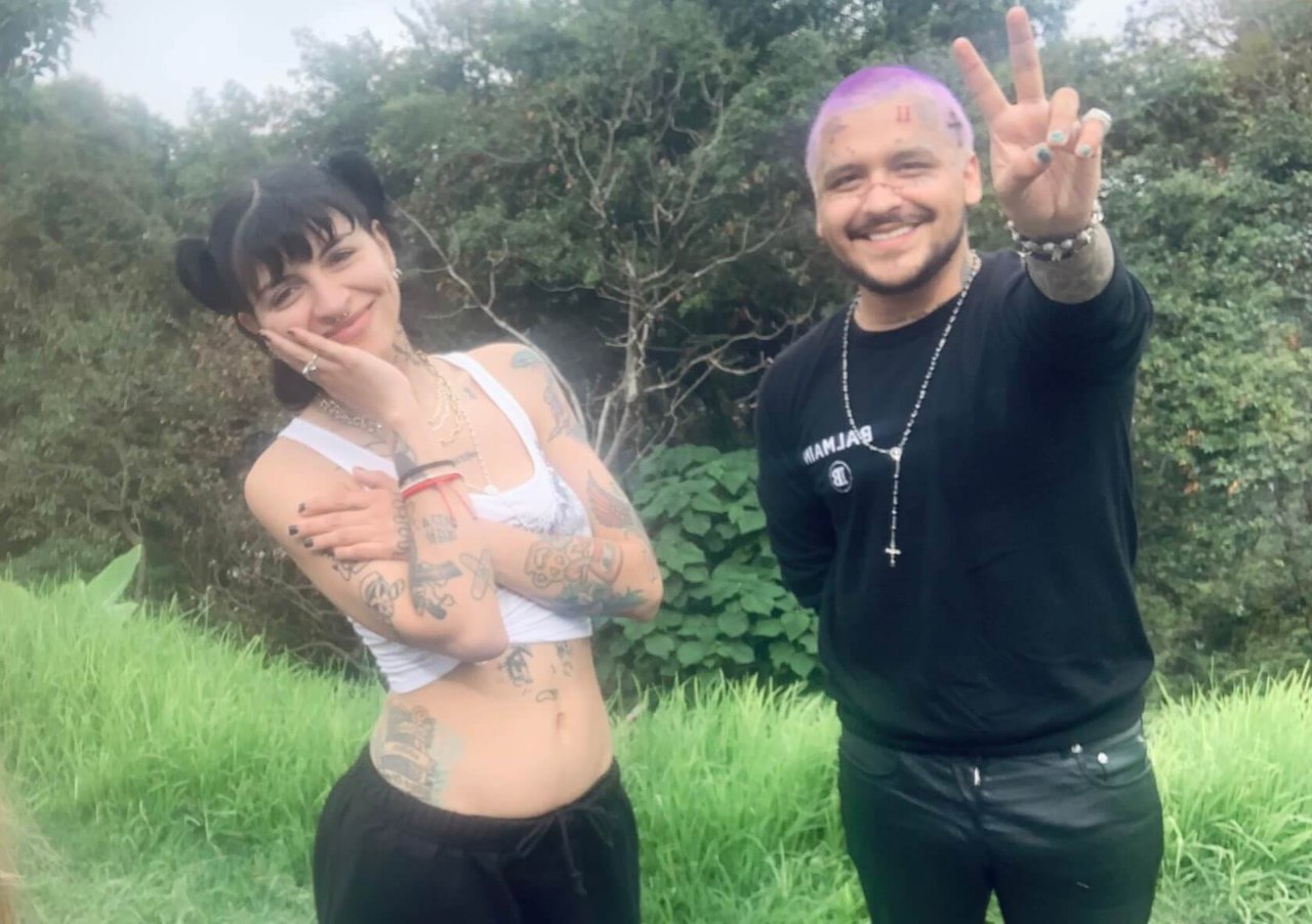 Nodal dice ama Cazzu novia video
