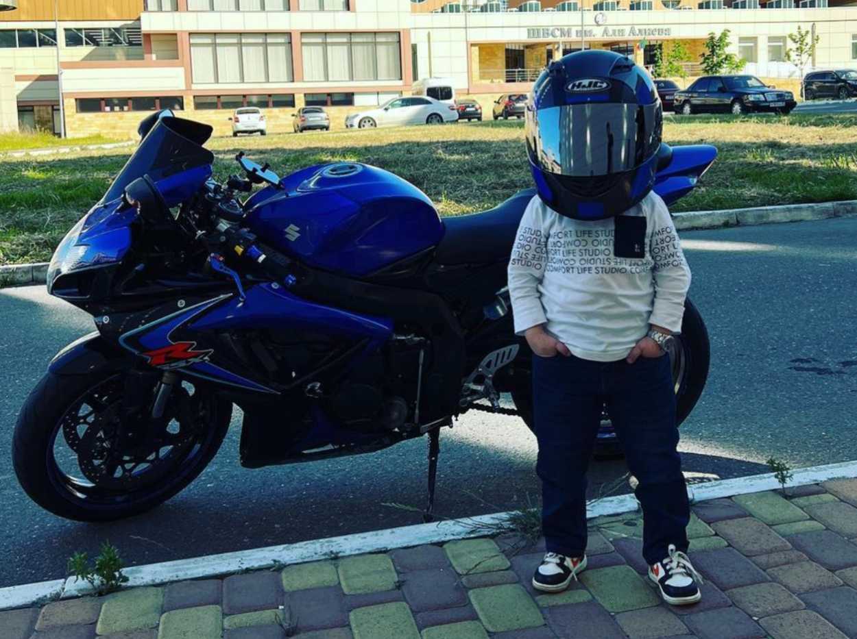 Hasbullah posando con su moto