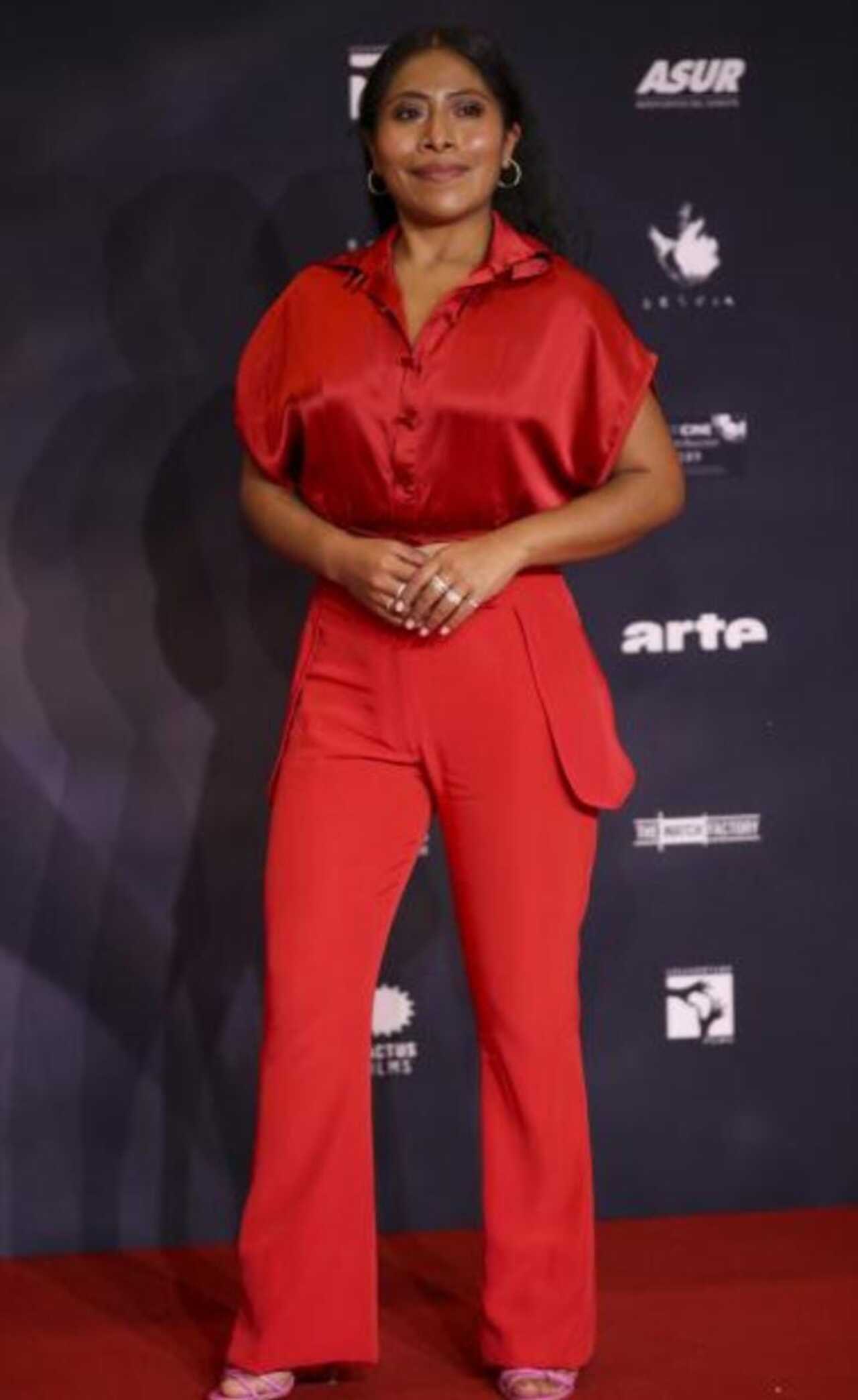 Rojo fuego con Yalitza