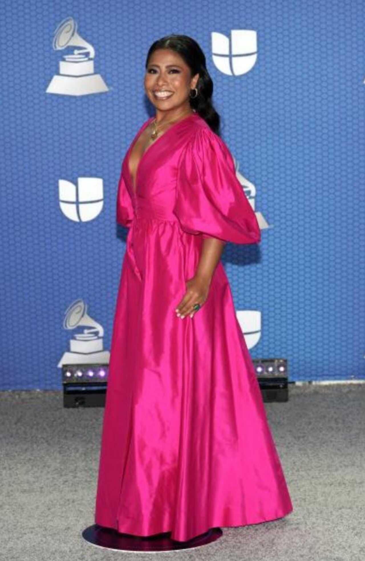Yalitza Aparicio vestido rosa