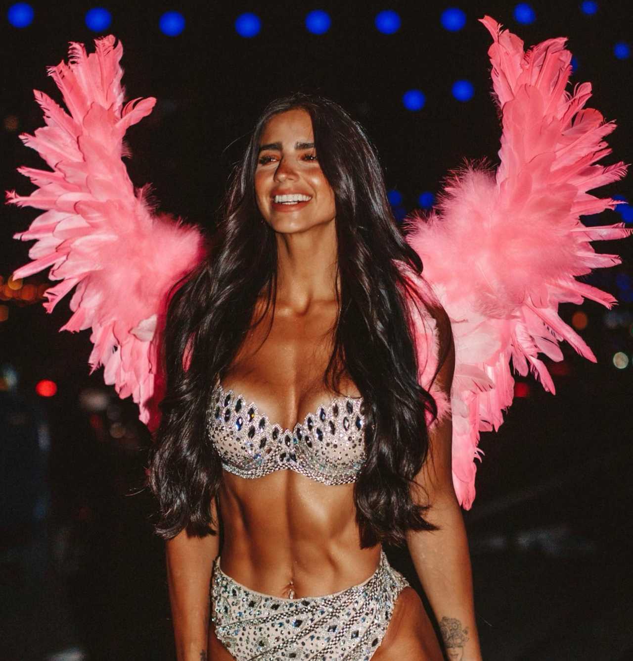 Bárbara de Regil camina en la calle
