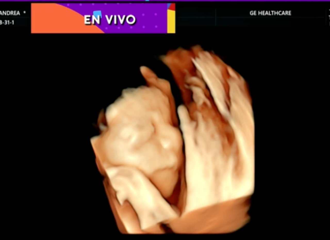 Andrea Escalona presenta a su bebé en televisión