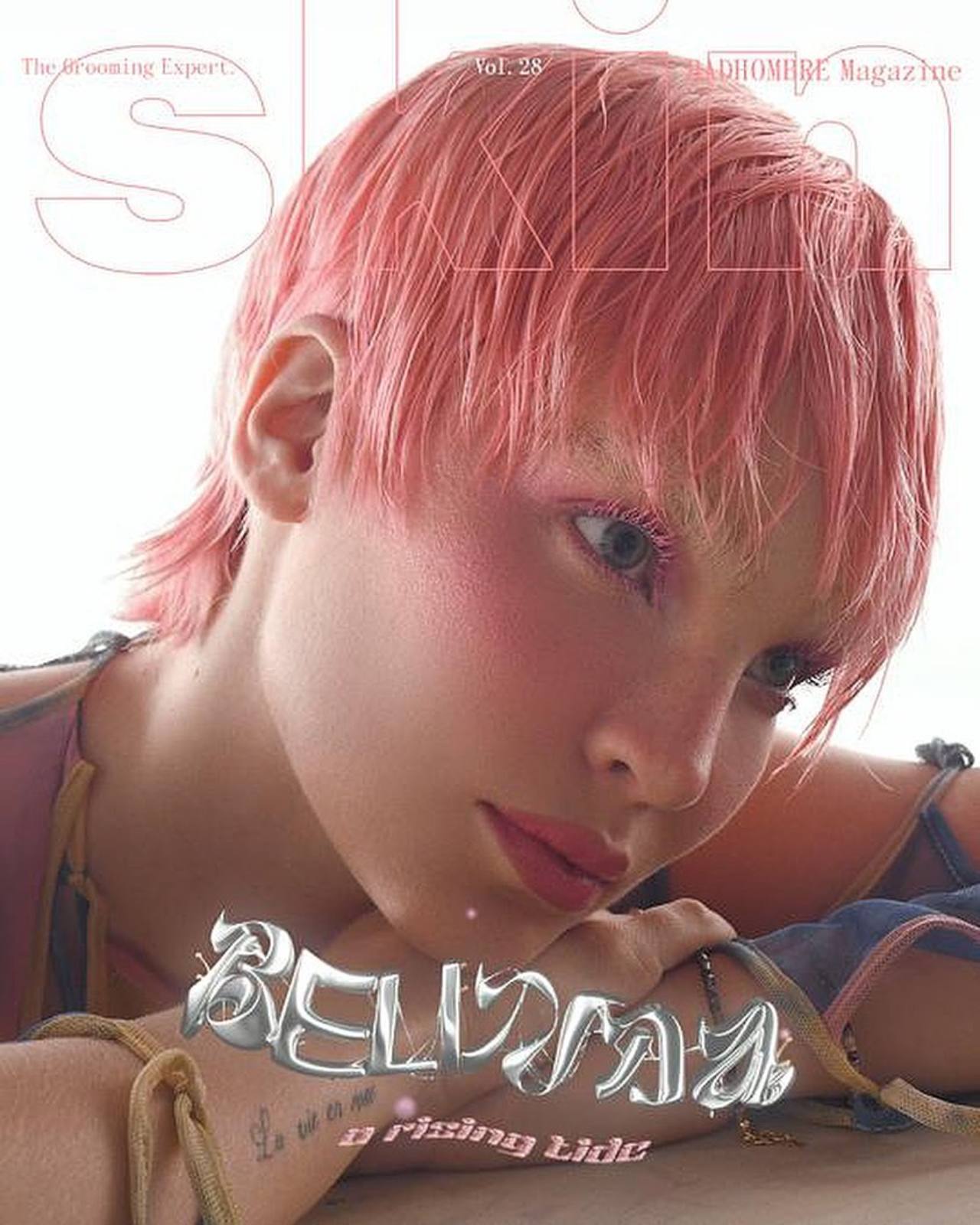 Belinda aparece cabello corto y rosa