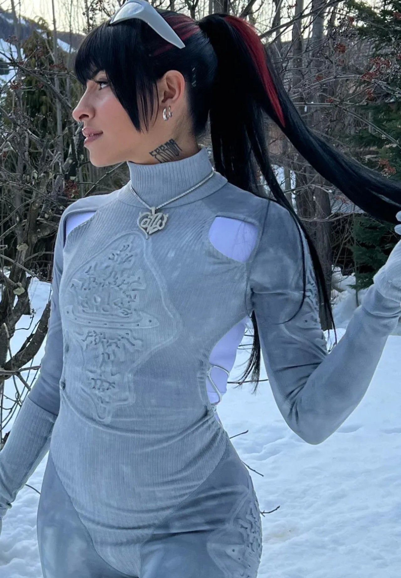 Cazzu Nodal traje latex comentarios