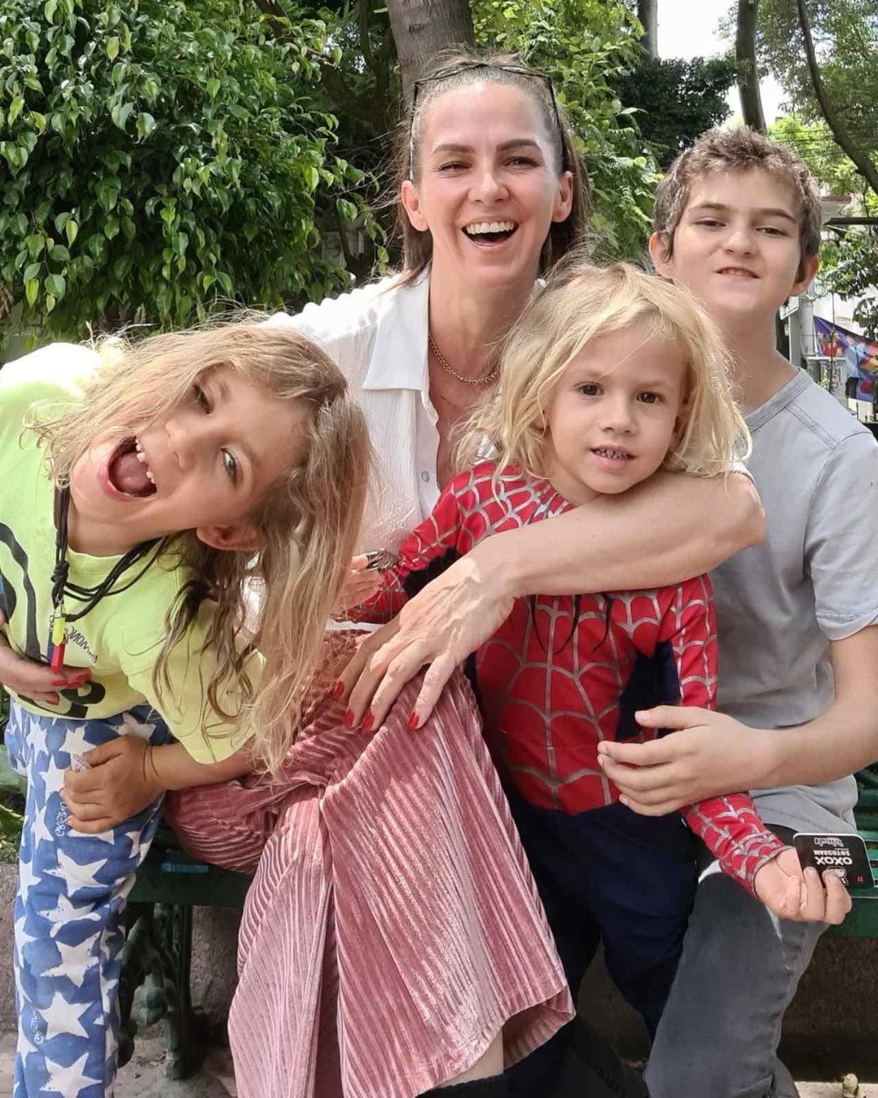 Hije Ceci Ponce y sus hijos