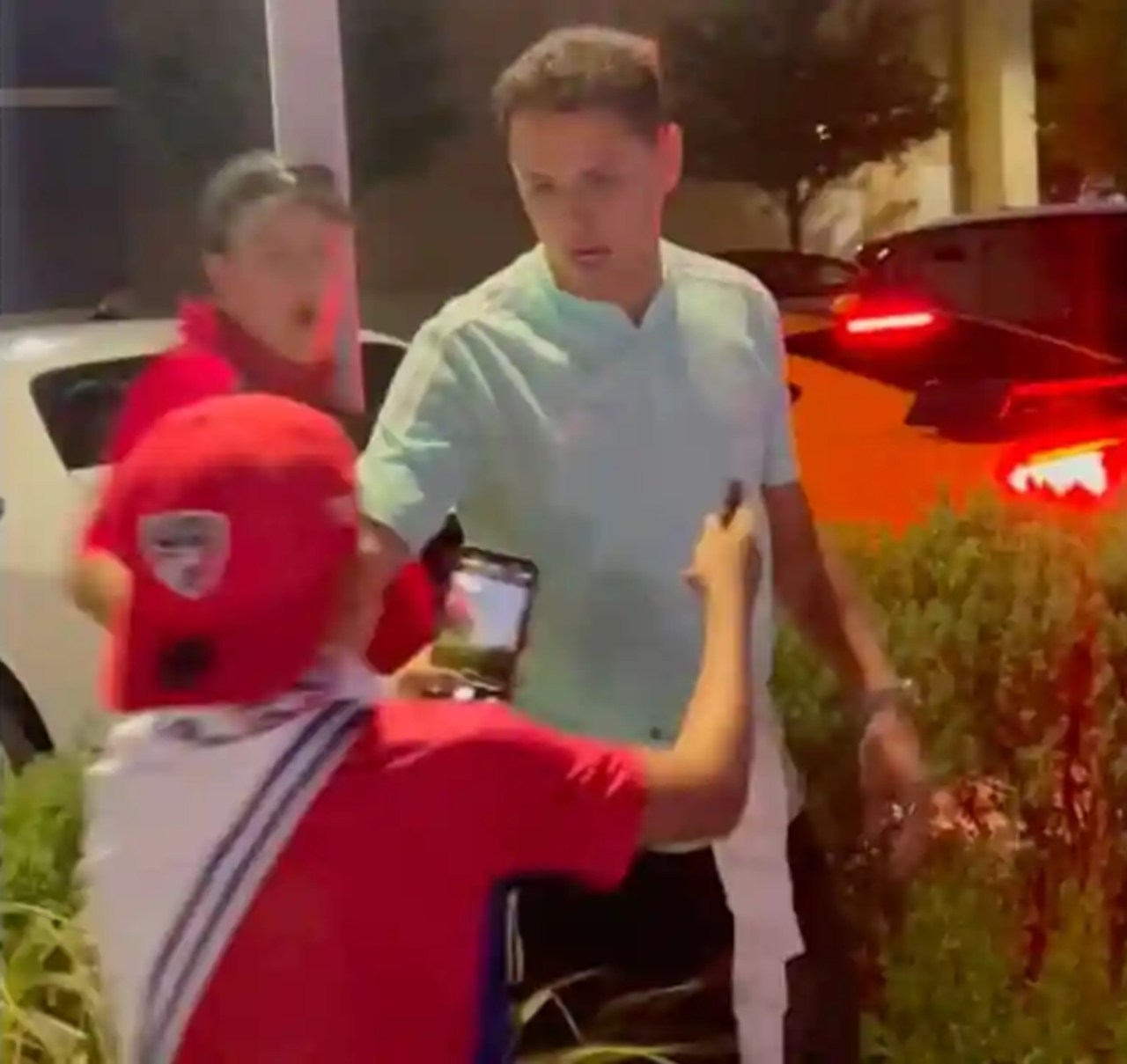 Chicharito Hernandez rechaza niño darle autografo