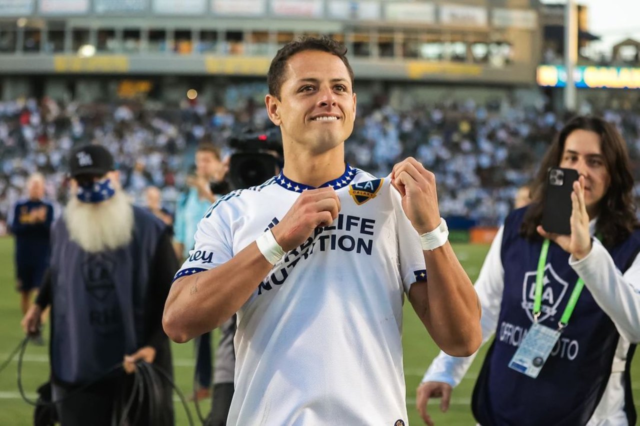 Chicharito bandera México tira piso