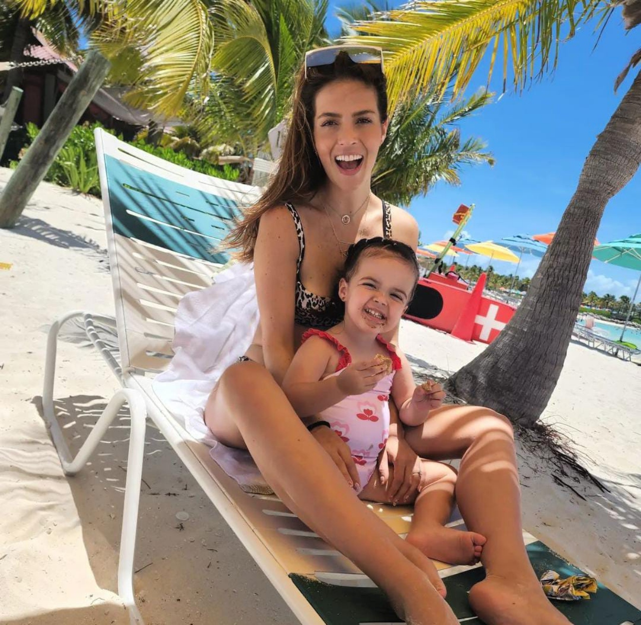 Claudia Álvarez junto a Kir