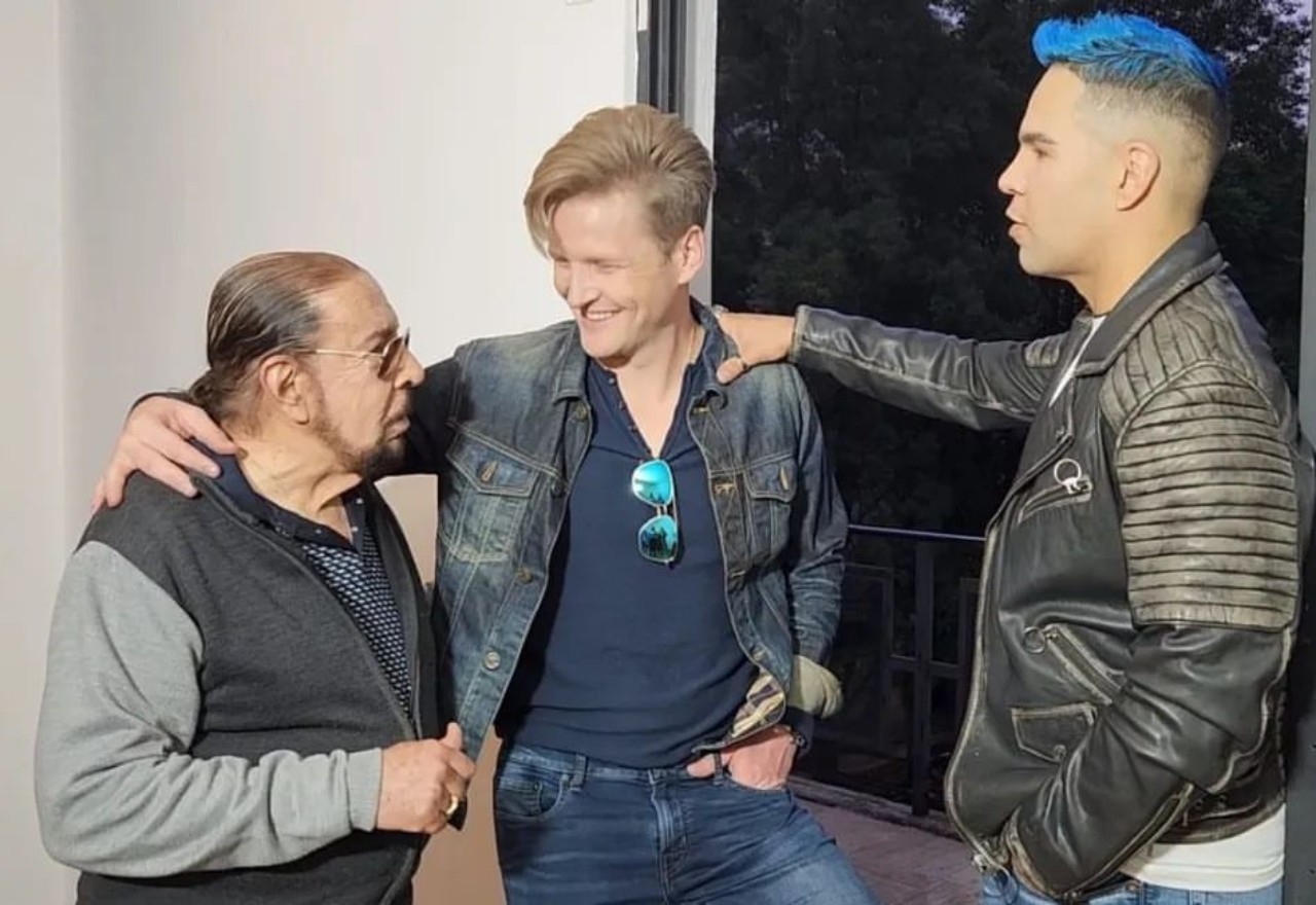 Emir Pabon con cabello azul agresion
