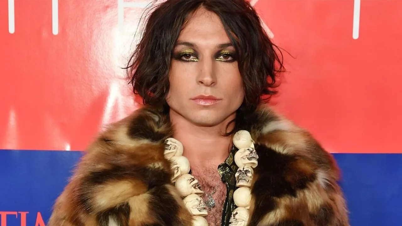 Ezra Miller mujer the flash dc comics