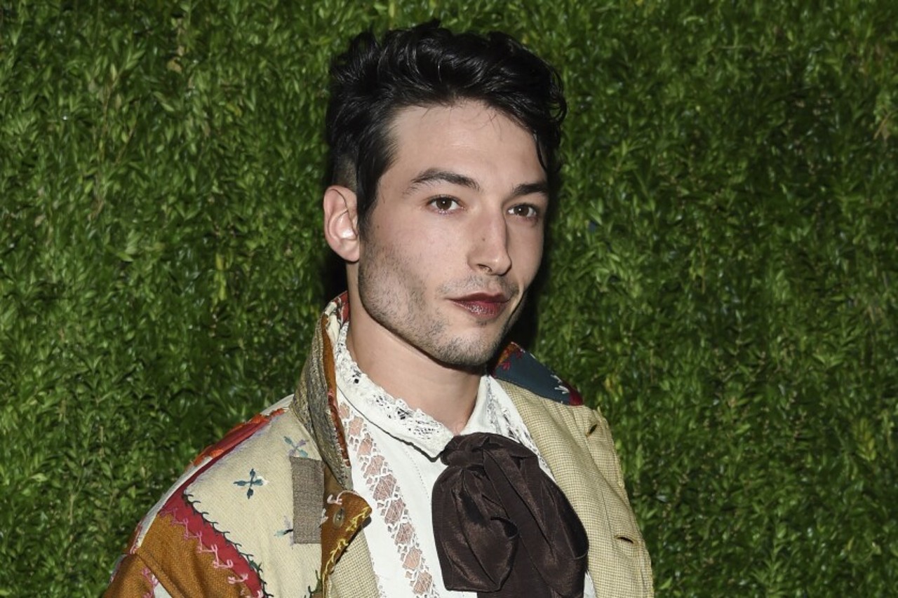 Ezra Miller mujer the flash dc comics