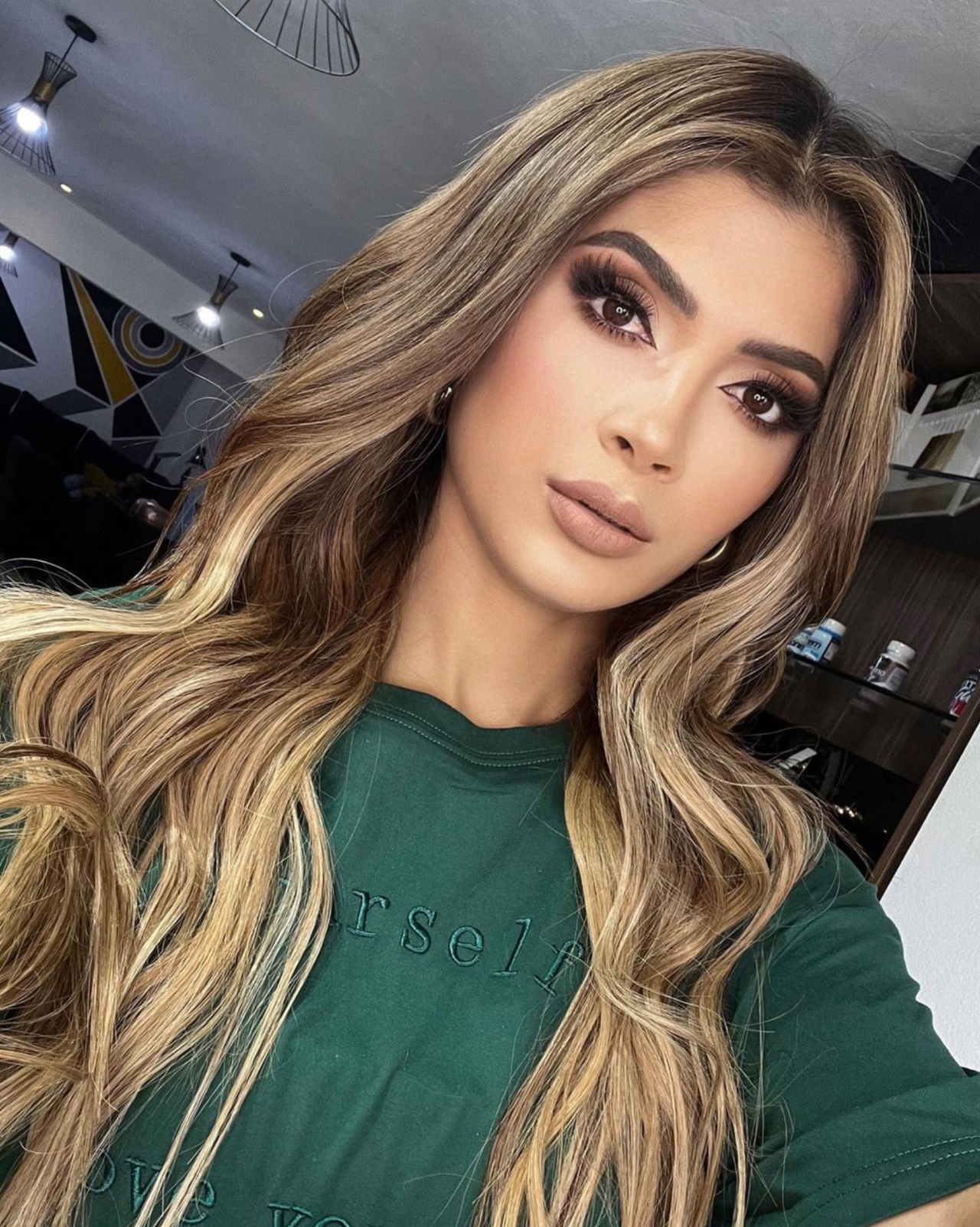 Kimberly Flores responde por robar propina