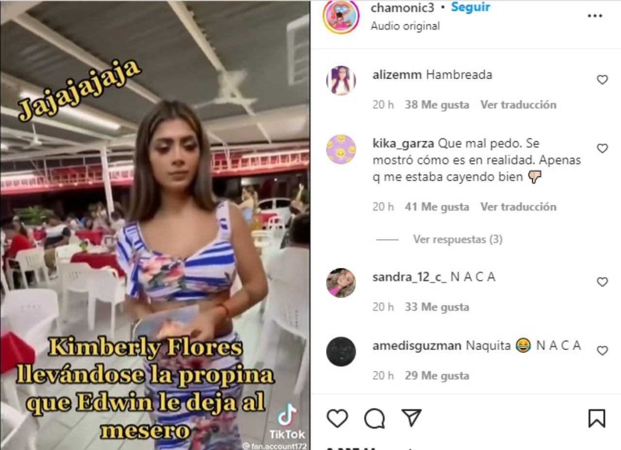 Kimberly Flores agarra propina del mesero