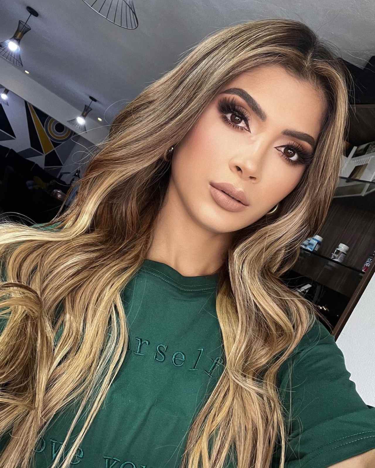 Kimberly Flores agarra propina Edwin Luna