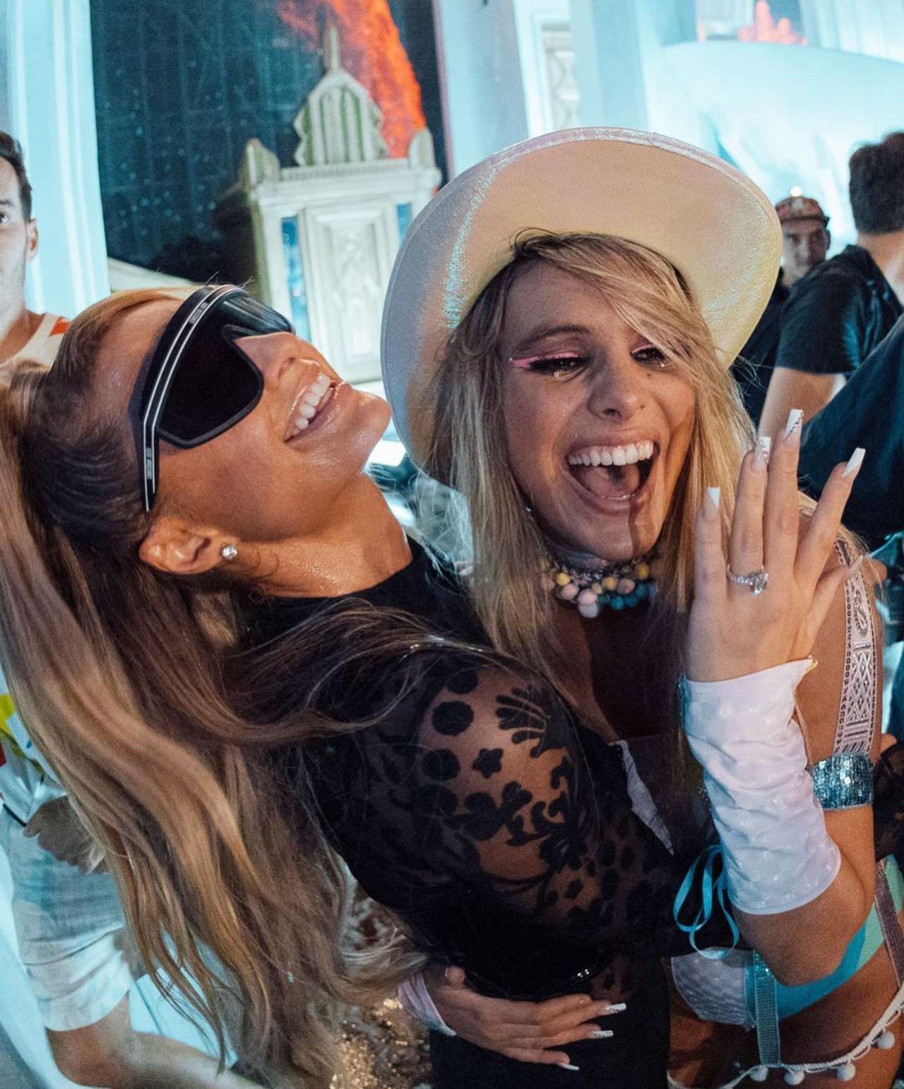 Paris Hilton felicita Lele Pons compromiso