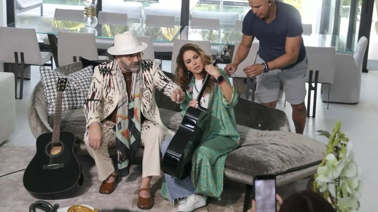 Mijares impone moda zapatos de mujer