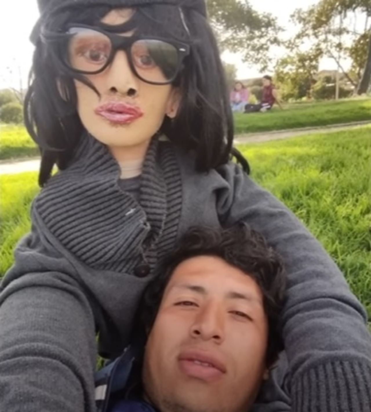 Tiktoker enamorado muñeca de trapo