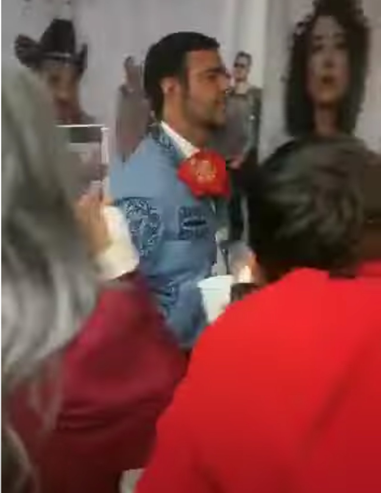 Pablo Montero reportera agrede rueda de prensa