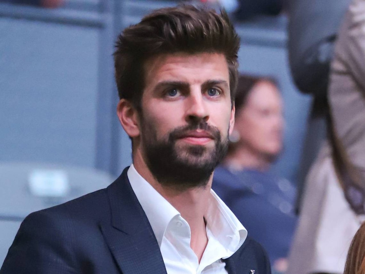 Piqué empleada gerard empuja restaurante