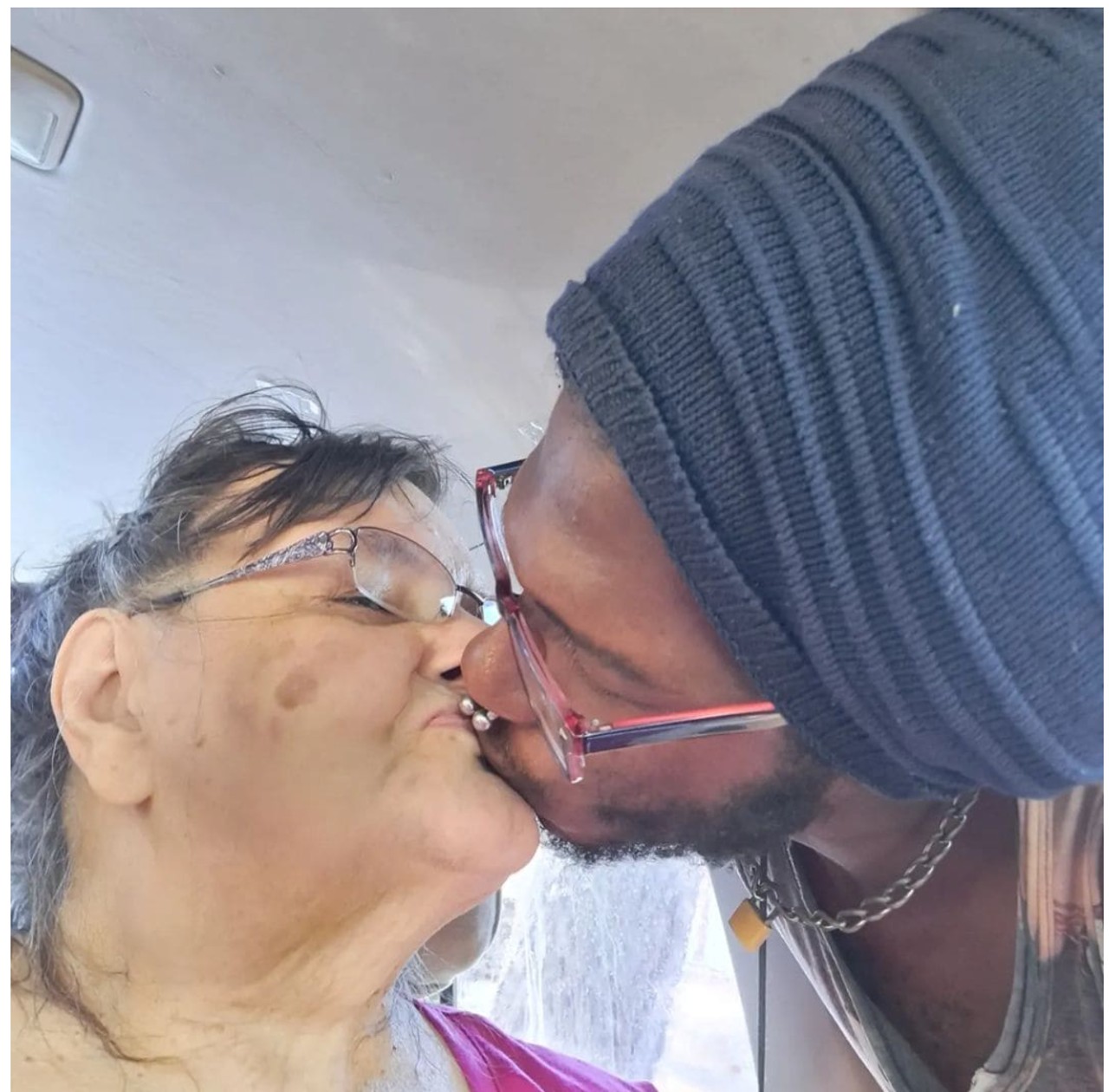 hombre abuelita romance