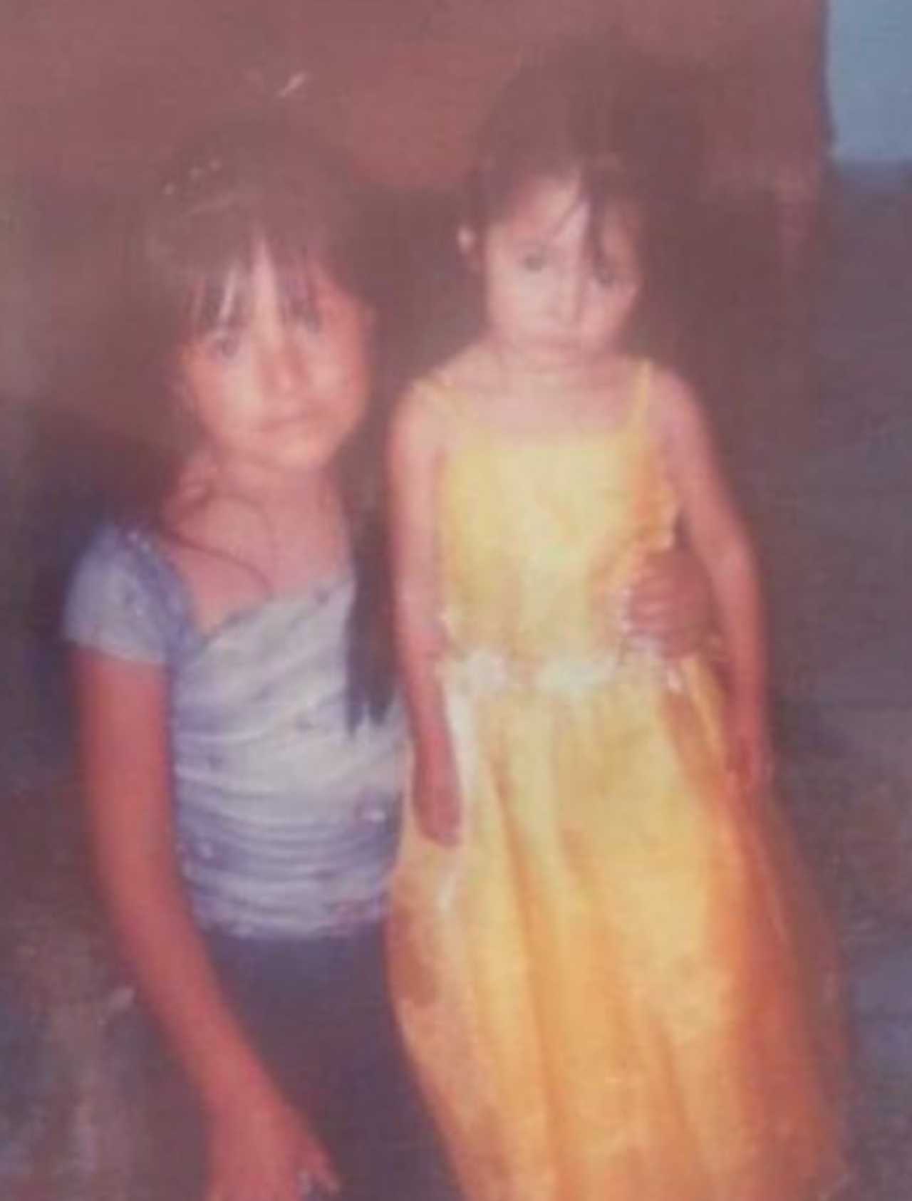 Rubi de pequeña con su hermana